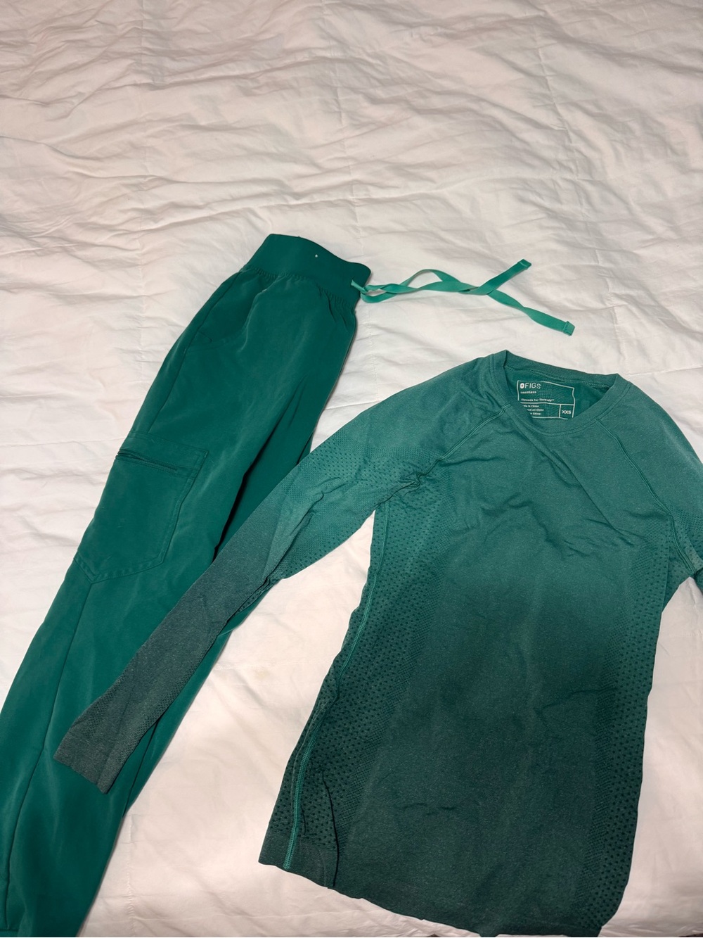 FIGS Women's scrub set